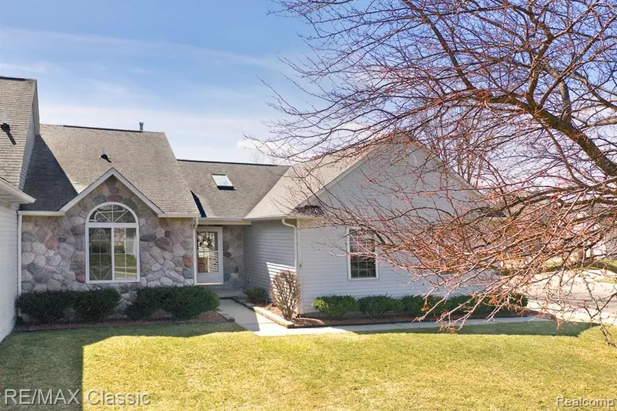 860 Knollwood Circle, South Lyon, MI 48178 2077