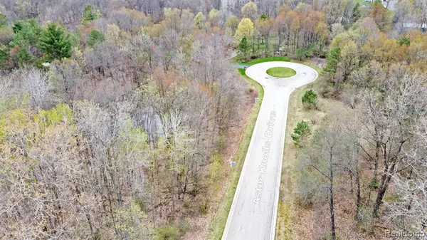 204 ASTOR KNOLLS Drive, Ortonville, MI 48462 8475