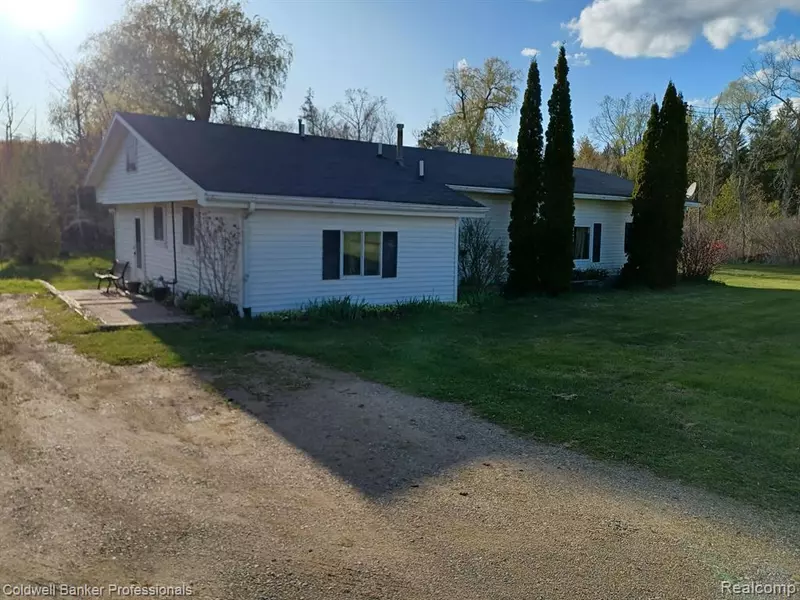 2597 N LAKE PLEASANT Road, Attica, MI 48412 9251