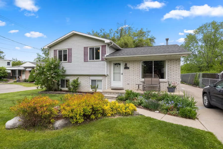 672 W Woodside Avenue, Madison Heights, MI 48071 5121