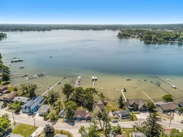 10530 GROOMES Drive,  Whitmore Lake,  MI 48189 9357