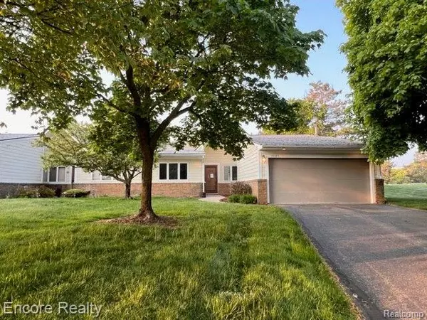 35325 HILLSIDE Drive, Farmington Hills, MI 48335 2521