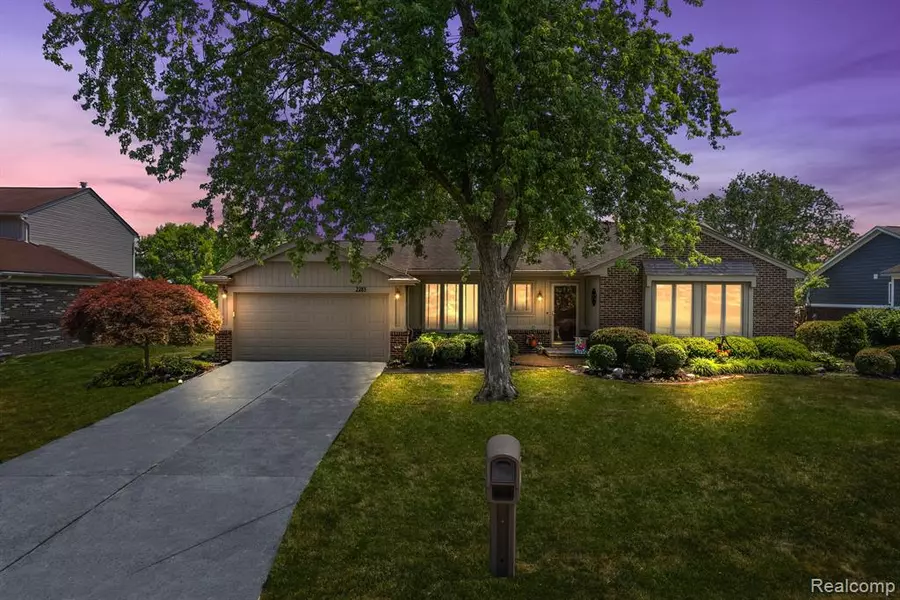 2283 HIGHSPLINT Drive, Rochester Hills, MI 48307 3720