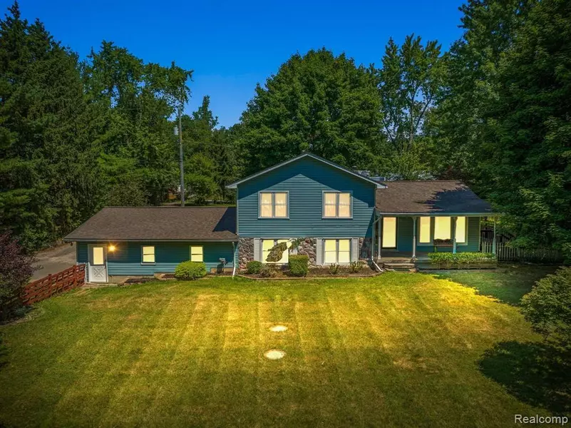 4651 COOLEY LAKE Road, White Lake, MI 48383 3217