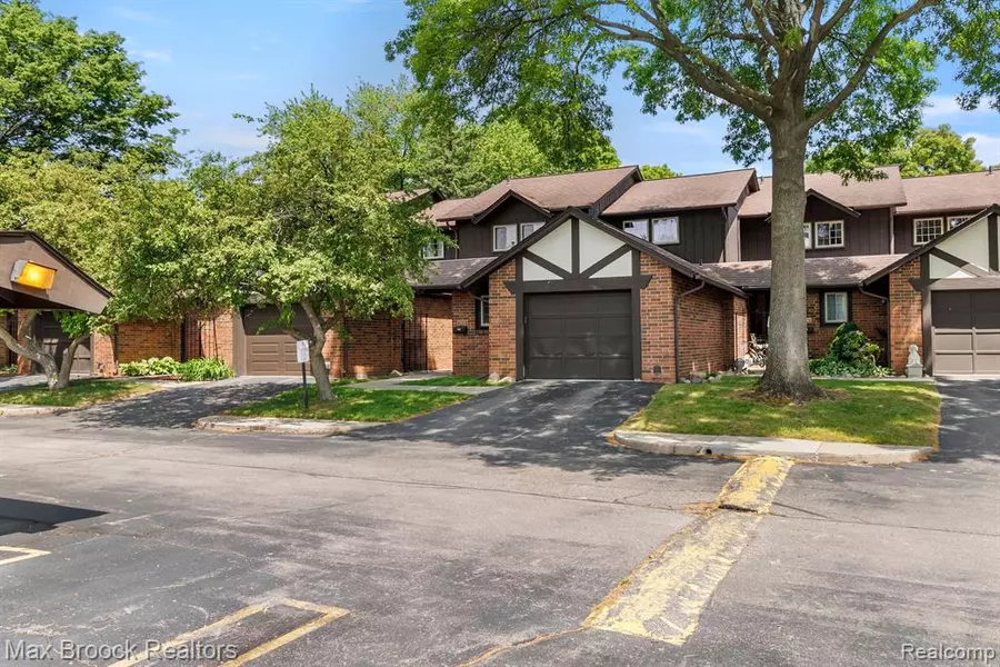 29242 WELLINGTON Road, Southfield, MI 48034 4571