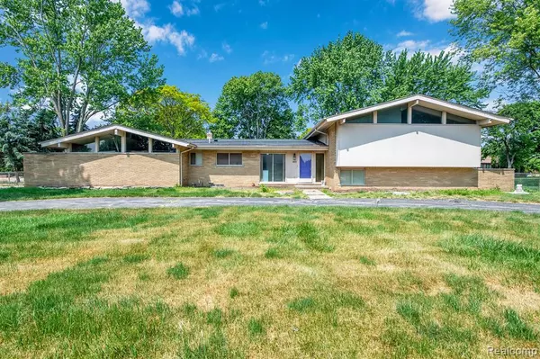 Clinton Township, MI 48036 1727,38123 E HORSESHOE Drive