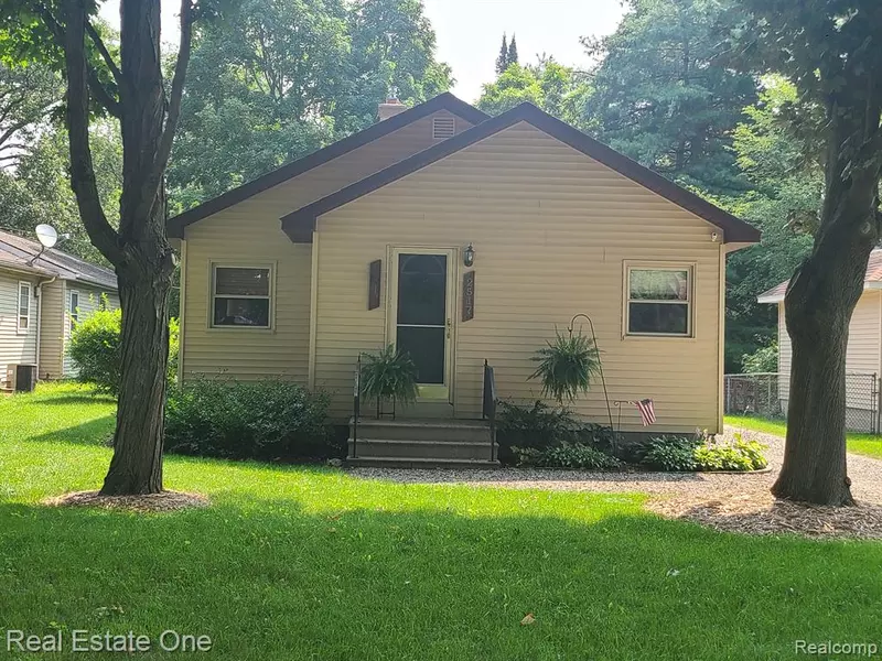 2517 MASSENA Avenue, Commerce Twp, MI 48382