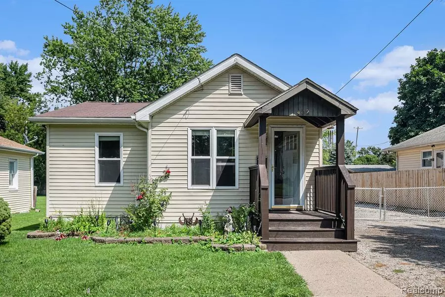 402 N MACKINAW Street, Durand, MI 48429 1324