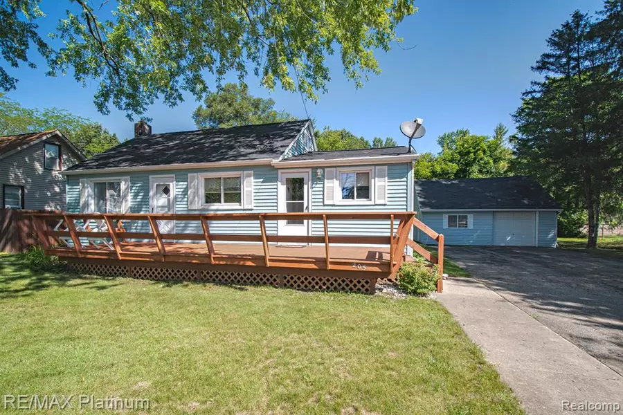 205 OAKWOOD Street, Holly, MI 48442 1333