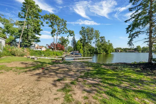 White Lake, MI 48386 1505,9329 BONNIE BRIAR Street