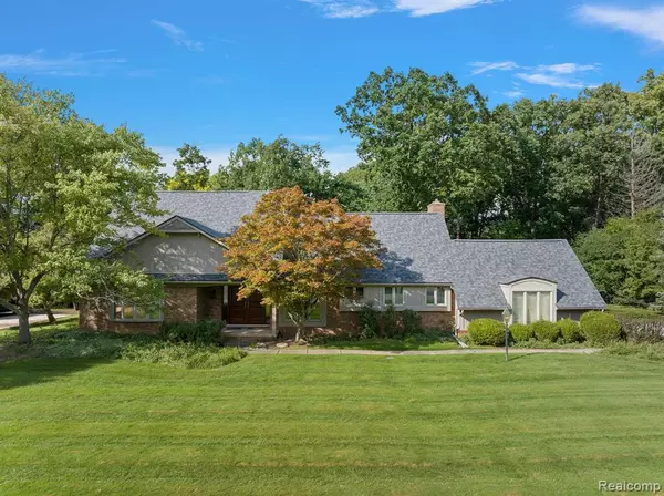 1872 W BEND Drive, Bloomfield Hills, MI 48302 1200