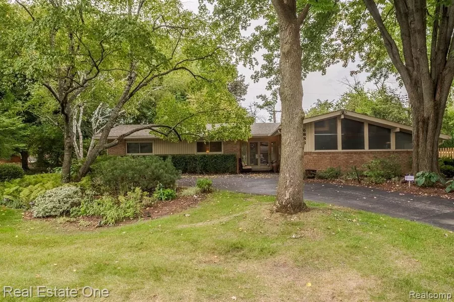 6883 SANDALWOOD Drive, Bloomfield Hills, MI 48301 3024