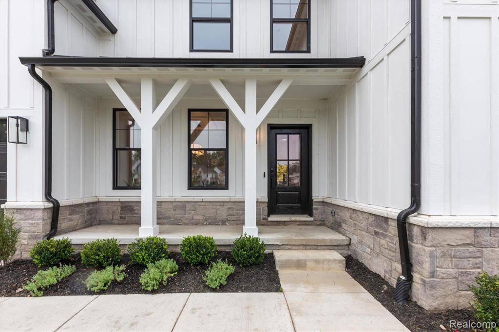 Commerce Twp, MI 48382 1752,2500 Crystal Lake Drive