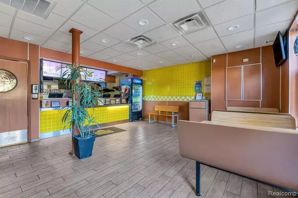 Holly, MI 48442 1351,1010 N SAGINAW Street