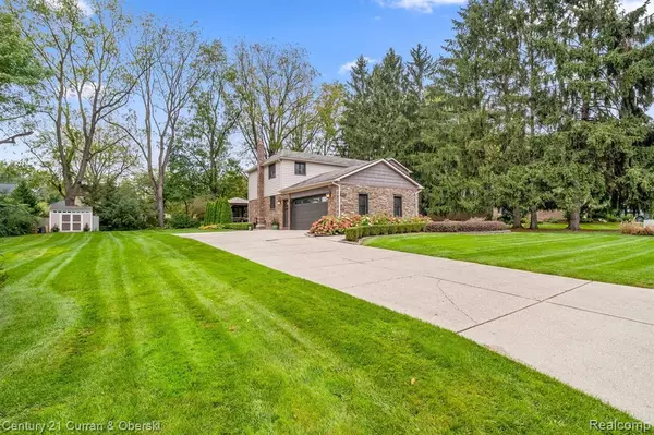 Plymouth, MI 48170 3357,8831 PINE TRAIL Court