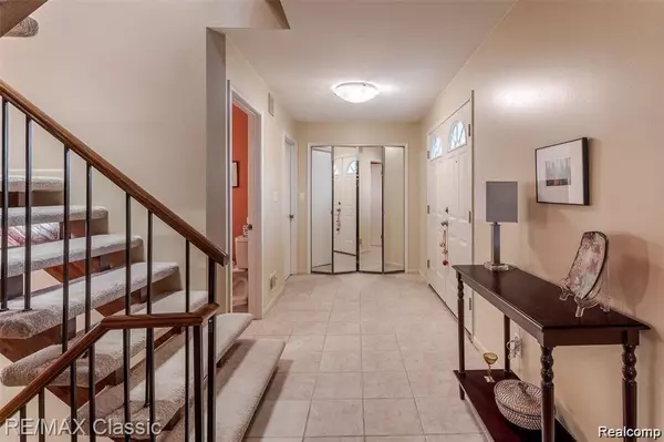 West Bloomfield, MI 48322 3501,6912 PEBBLECREEK WOODS Drive