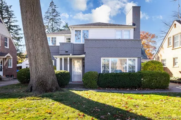 Grosse Pointe Woods, MI 48236 2370,1635 FORD Court