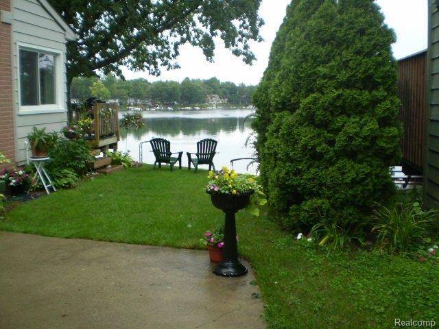 Waterford, MI 48329 2951,2913 LANSDOWNE Road