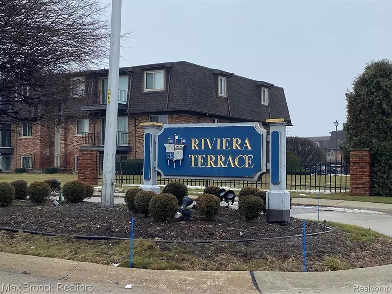 402 RIVIERA Drive, Saint Clair Shores, MI 48080 1571