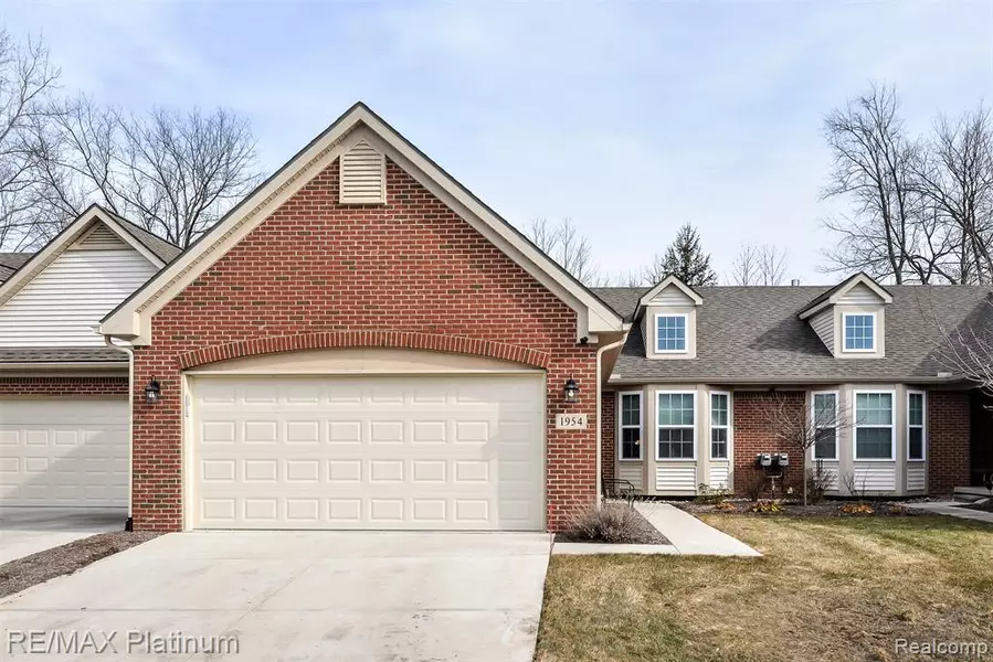 1954 GENOA Circle, Howell, MI 48843 9254