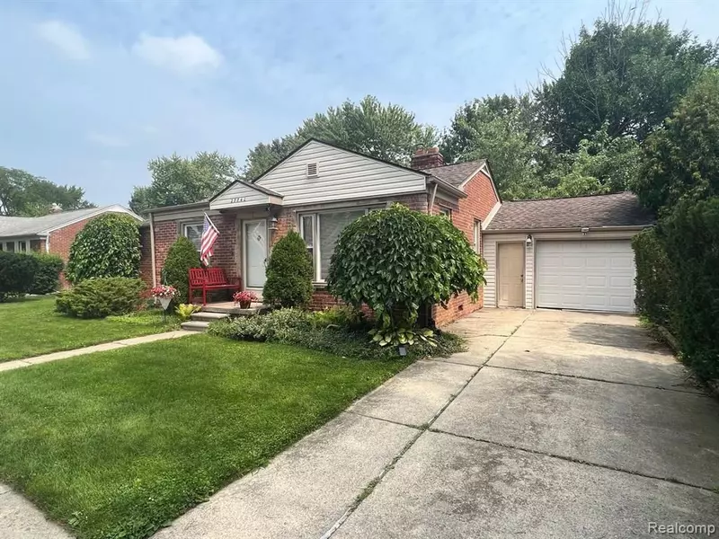 27740 URSULINE Street, Saint Clair Shores, MI 48081 1440