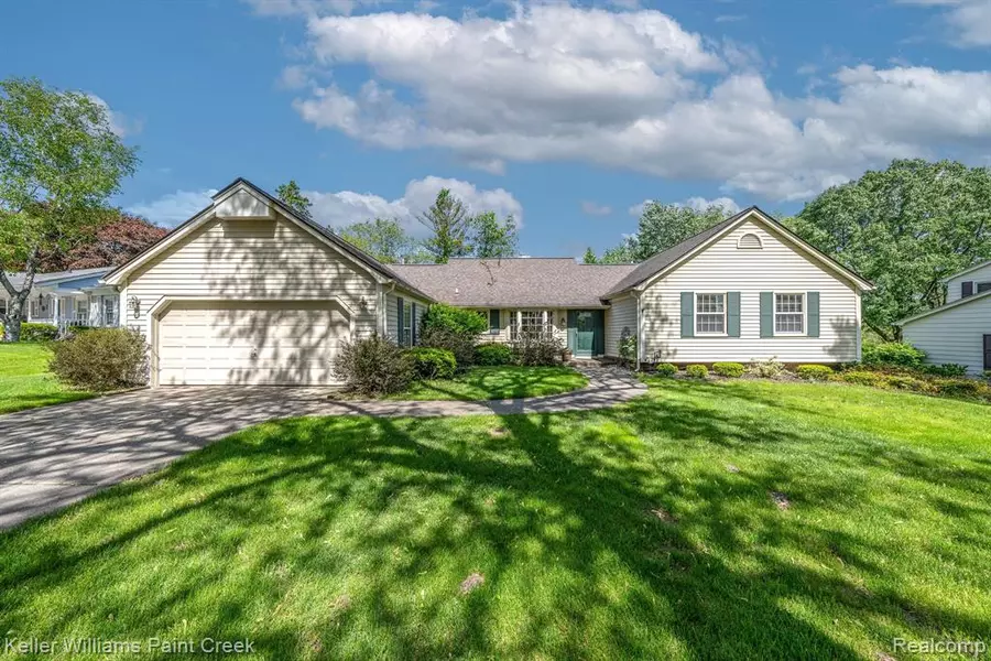 663 LAKE FOREST Road, Rochester Hills, MI 48309 2536