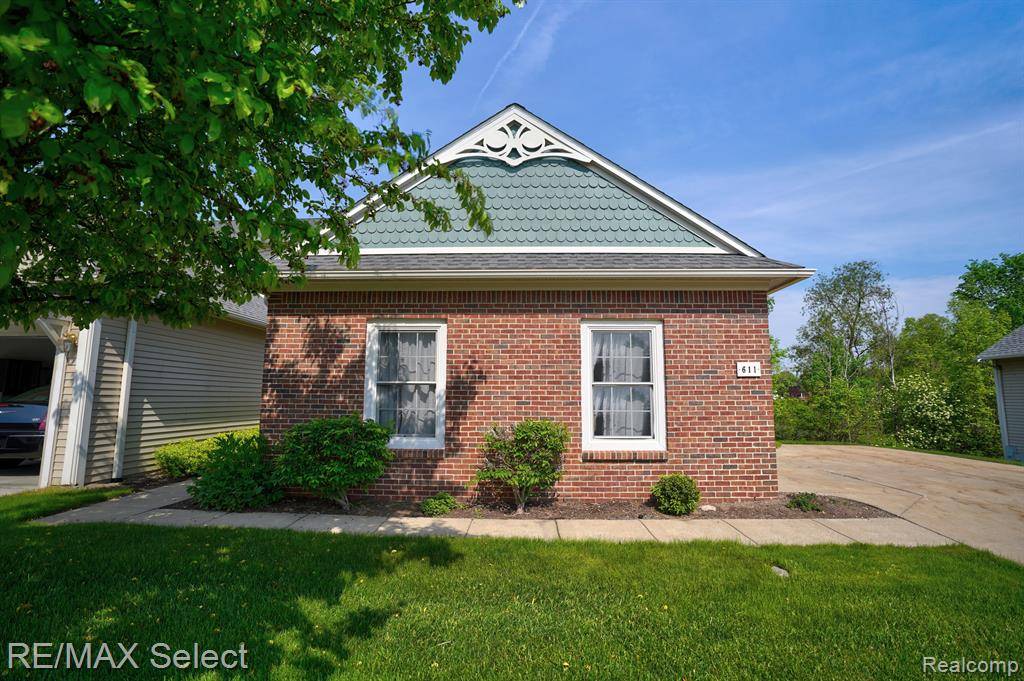 Fenton, MI 48430 2197,611 SHORELINE Drive