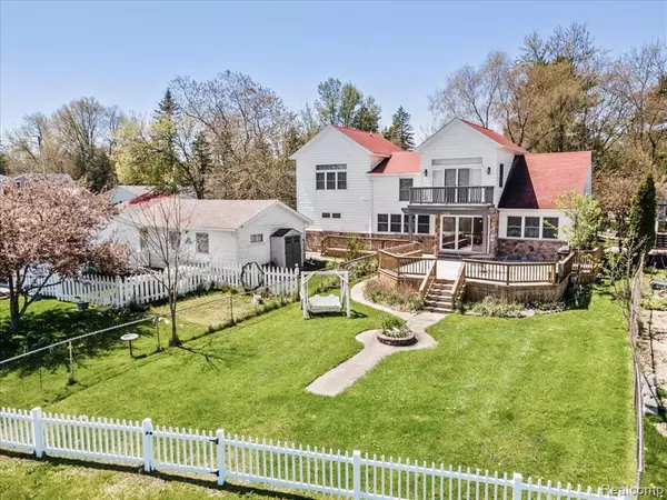 7158 LAKEVIEW Drive,  Lexington,  MI 48450 8881