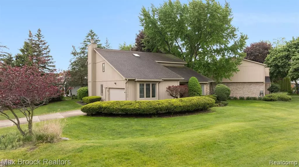 35095 SAVANNAH Lane, Farmington Hills, MI 48331 3202