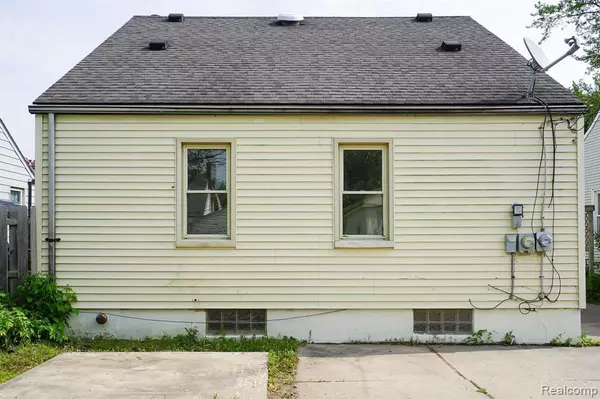 Harper Woods, MI 48225 2226,19960 WASHTENAW Street