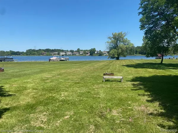 Wixom, MI 48393 1521,2910 LOON Drive