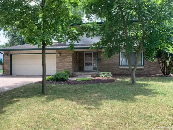 2112 BURLINGTON Drive, Midland, MI 48642 3894
