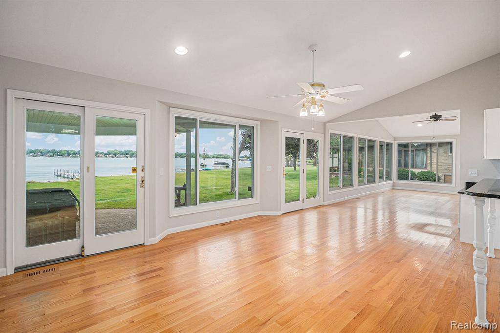 Fenton, MI 48430 1713,15426 BEALFRED Drive