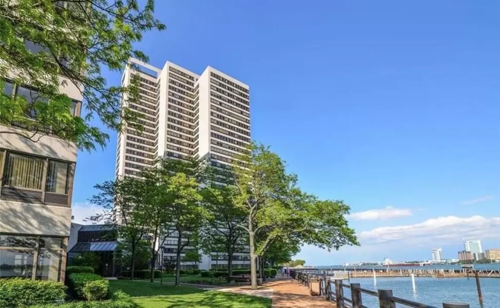 300 Riverfront Drive, Detroit, MI 48226 4508