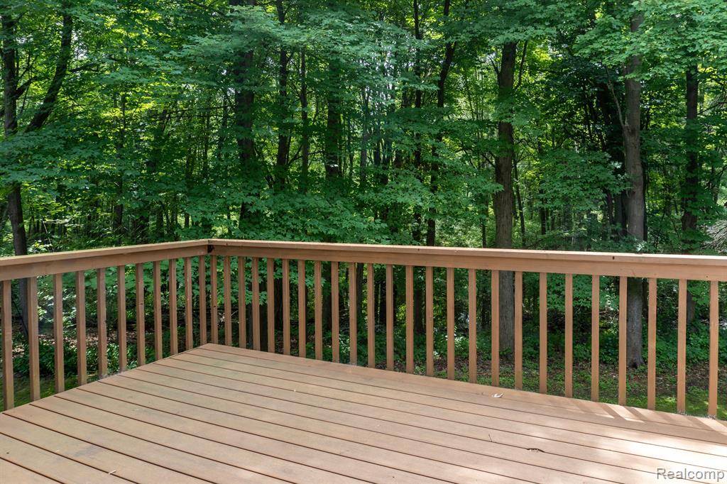 Waterford, MI 48327 3512,6851 TANGLE WOOD