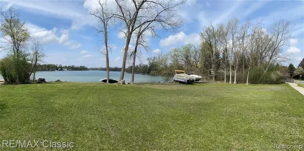 4860 Cooley Lake, Waterford, MI 48327