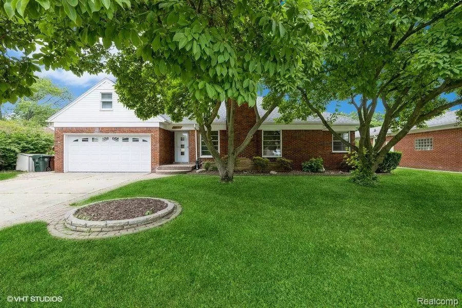 19937 E E WILLIAM, Grosse Pointe Woods, MI 48236 2438