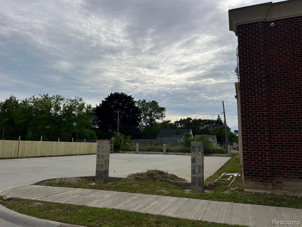 Detroit, MI 48091 1122,5540 E 8 MILE Road