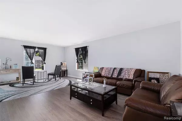 Bloomfield Hills, MI 48304 1345,654 E FOX HILLS Drive