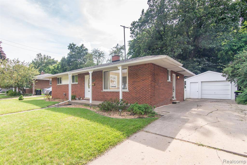 Fenton, MI 48430 2257,1074 OUTER Drive
