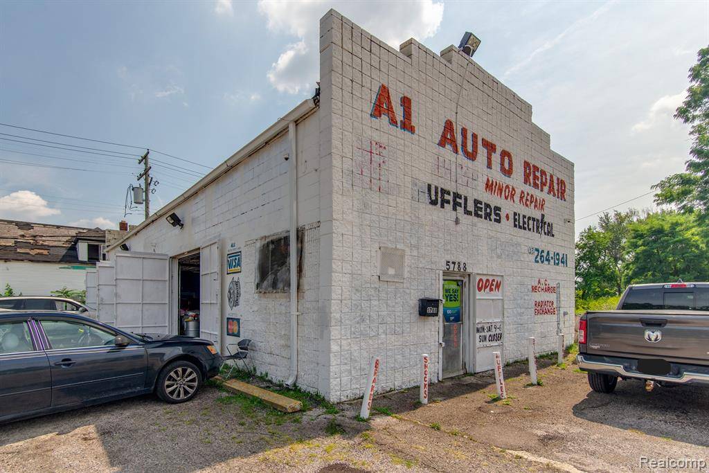 5788 Van Dyke Street, Detroit, MI 48213 2444