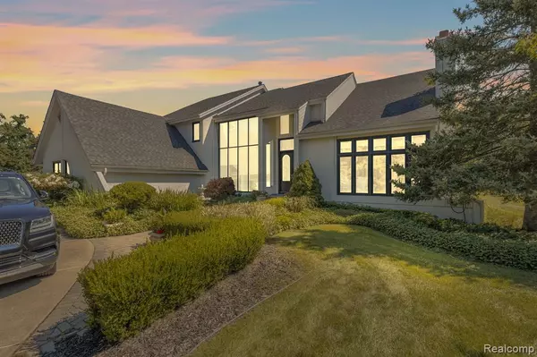 5215 DEER RUN Circle,  Orchard Lake,  MI 48323 1511