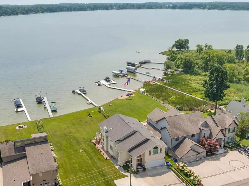 3935 LAKE FRONT Street, Waterford, MI 48328 4337