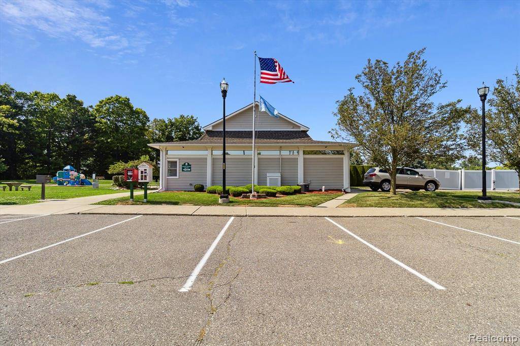 Novi, MI 48375 4556,39809 VILLAGE WOOD Lane