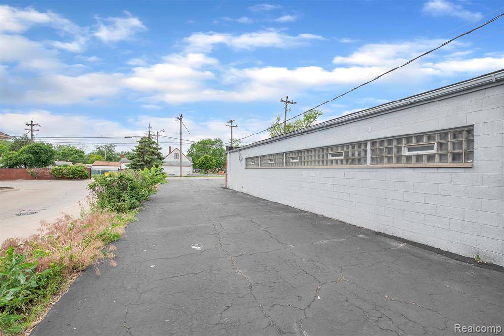 Lincoln Park, MI 48146 4111,4006 FORT Street