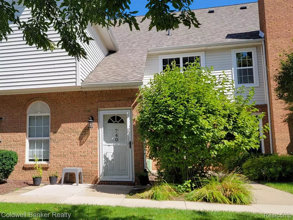 Howell, MI 48855 8702,740 OLDE ENGLISH Circle