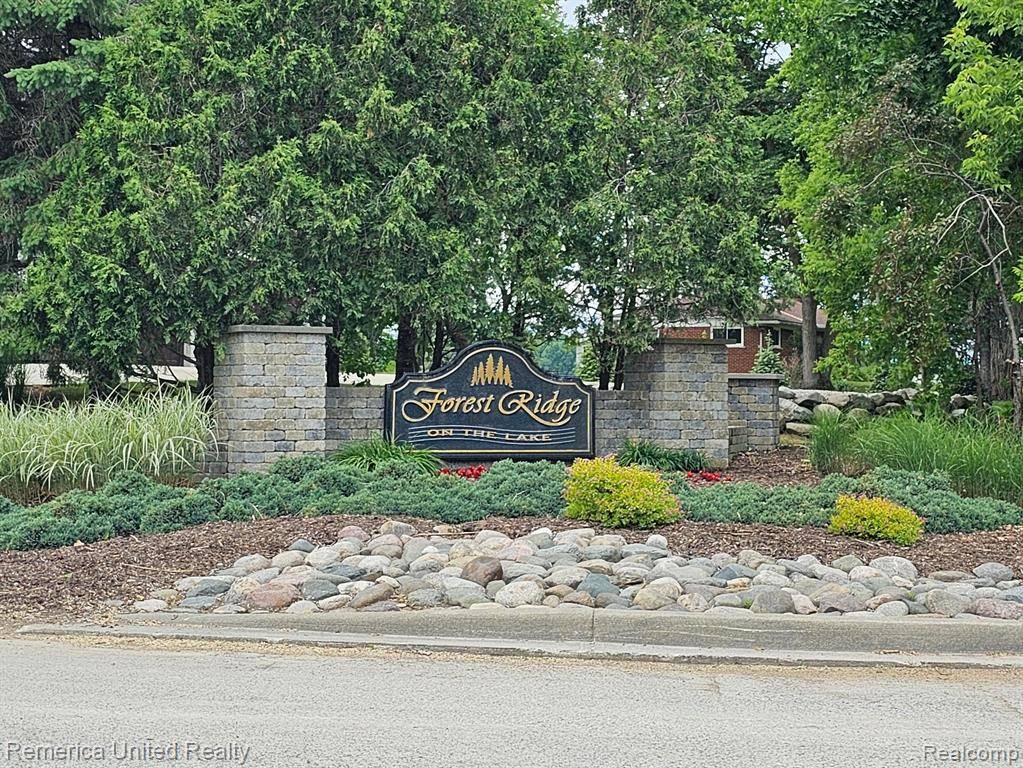 South Lyon, MI 48178,10512 OAK FOREST Drive