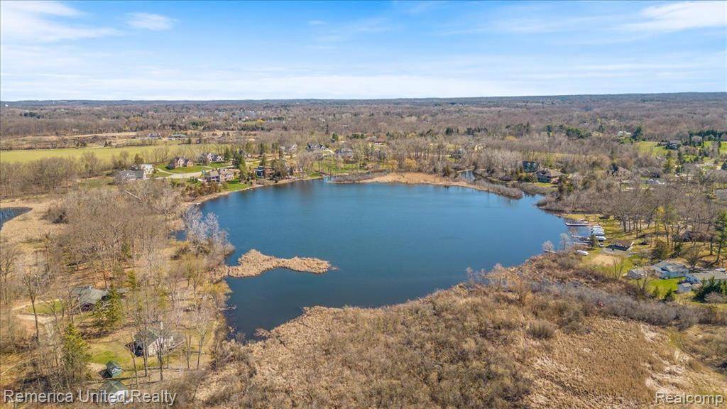 South Lyon, MI 48178,10512 OAK FOREST Drive