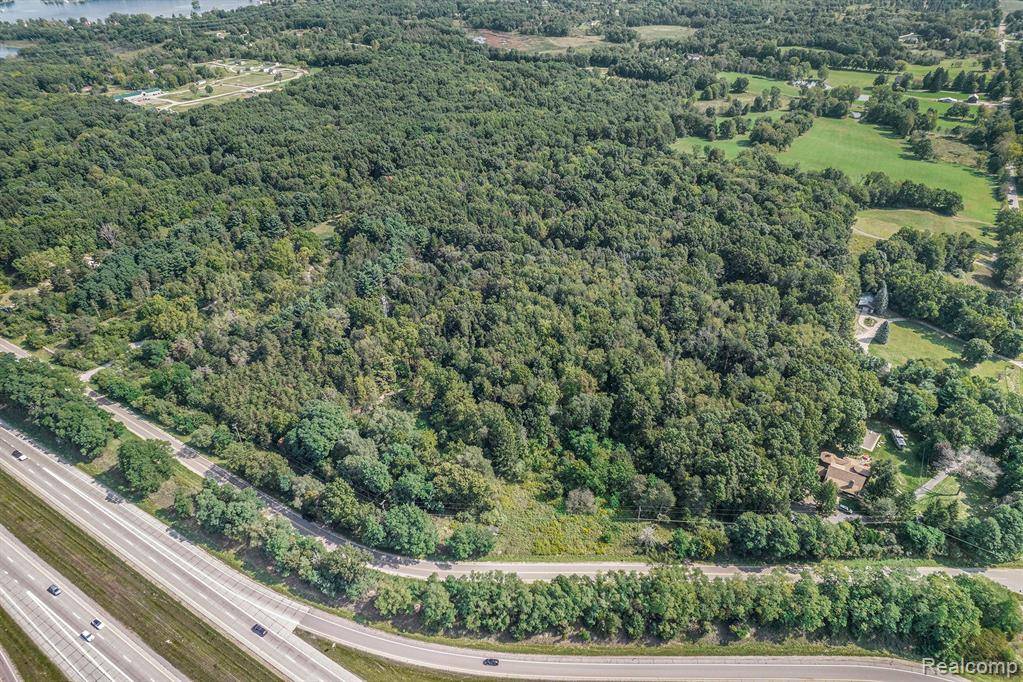 Fenton, MI 48430,9082 RUNYAN LAKE Road