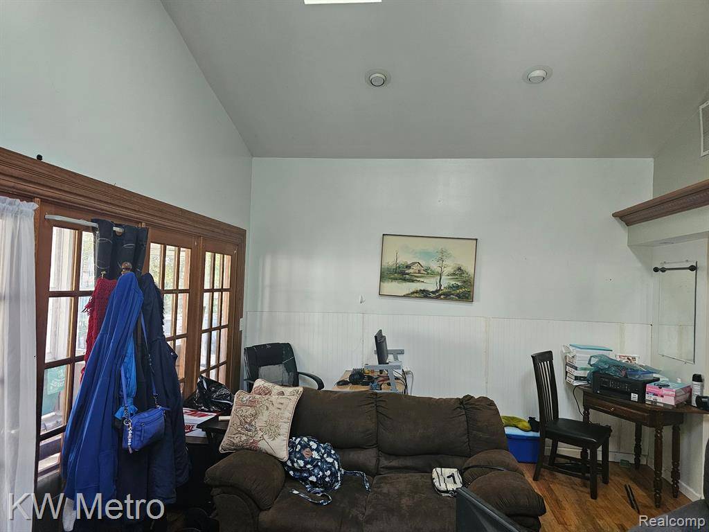 Saint Clair Shores, MI 48080 2302,21920 MAXINE Street